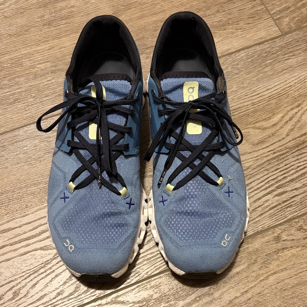 On cloud X Running Sneakers